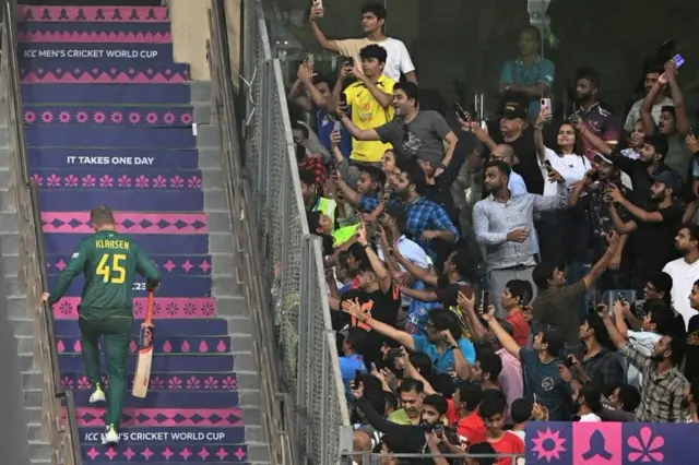 شائیقین کے داد و تحسین کے درمیان کلاسین سنچری مار کر پویلین لوٹتے ہوئے