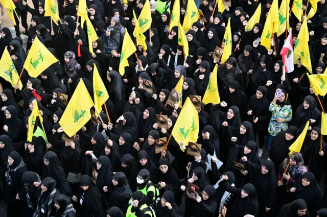 हिज्बुल्लाह कमान्डर फुआद सुकरको अन्तिम संस्कारमा सहभागी महिलाहरू