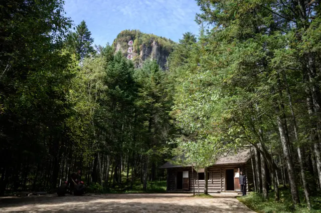 ကင်အီဆွန်း သုံးခဲ့တယ်ဆိုတဲ့ တောစခန်း ပုံစံတူ