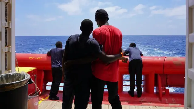 নৌকা থেকে উদ্ধার জাহাজে তোলার পর অভিবাসীদের কজন