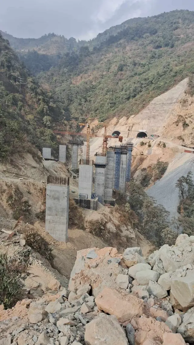 फ्रास्ट ट्र्याकमा बनिरहेको पुल