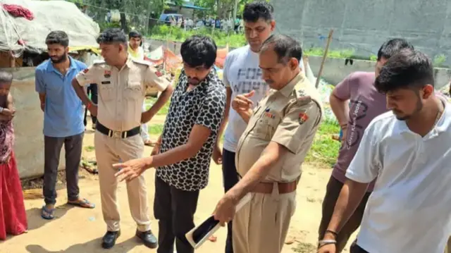 घटना के बारे में जानकारी लेती पुलिस