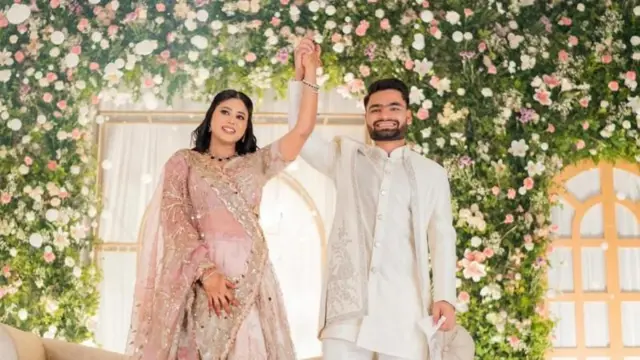 रिंकू सिंह आणि प्रिया सरोज या दोघांनी साखरपुड्याचे फोटो सोशल मीडियावर पोस्ट केले आहेत.