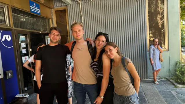 Matija sa prijateljima posle puštanja iz policijske stanice na Novom Beogradu