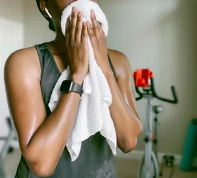 Une femme en salle de sport
