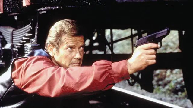 অক্টোপুসি ছবিতে জেমস বন্ডের ভূমিকায় অভিনেতা রজার মুর