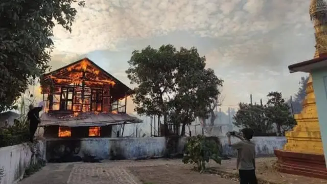 အရပ်သားနေအိမ် မီးလောင်ကျွမ်းနေတဲ့မြင်ကွင်း