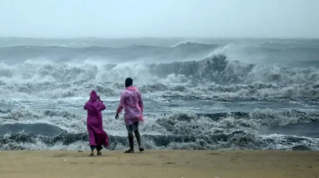 புயல் கரையை கடக்கும் முன்பு சென்னையில் ஆர்ப்பரிக்கும் கடல் அலை