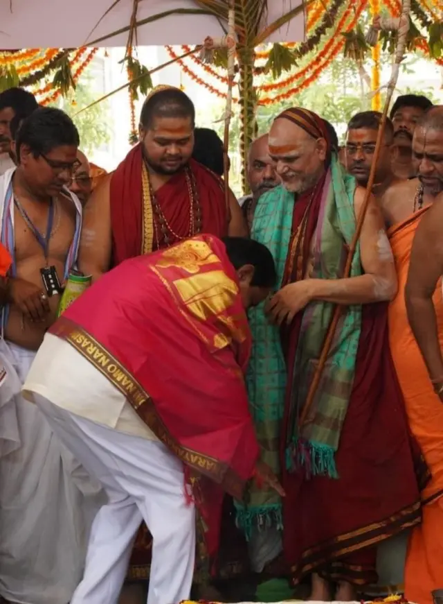 శ్రీశారదా పీఠం, స్వరూపానందేంద్ర స్వామి, వైఎస్ జగన్మోహన్ రెడ్డి, కేసీఆర్, చంద్రబాబు నాయుడు, టీడీపీ ప్రభుత్వం, వైసీపీ ప్రభుత్వం, విశాఖపట్నం, వైజాగ్, తిరుమల, టీటీడీ