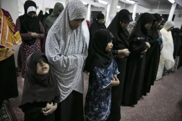 කොළඹ ජූමා මස්ජිද් හි පැවති විශේෂ රාමසාන් යාඥාවකට සහභාගී වී සිටින මුස්ලිම් කාන්තාවන් සහ ළමුන් 