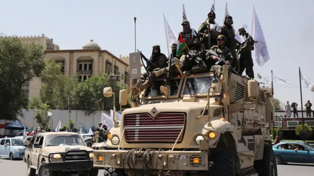 Les talibans ont rejeté les allégations selon lesquelles des armes ont été passées en contrebande ou perdues.