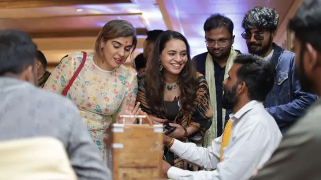 போலி திருமண நிகழ்வுகள் இவ்வளவு வேகமாக வளர்ந்திருப்பது எனக்கு ஆச்சரியமாக இருந்தது என அரோரா கூறுகிறார். 