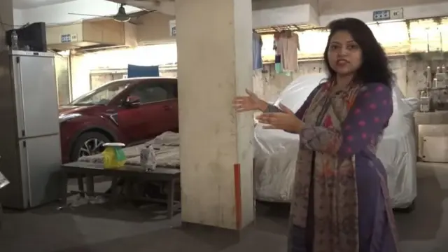 বাড়ির গ্যারেজের সেই অস্থায়ী চিকিৎসাকেন্দ্র দেখাচ্ছেন ডা. হৃতিশা আক্তার মিথেন