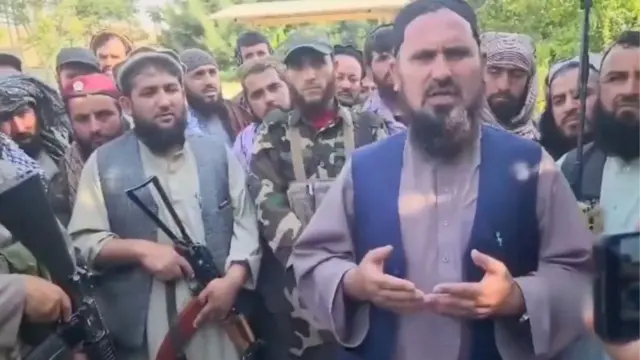 فصیح الدین فطرت، فرمانده ارتش حکومت طالبان که بعد از سقوط این ولسوالی به یفتل بدخشان سفر کرد