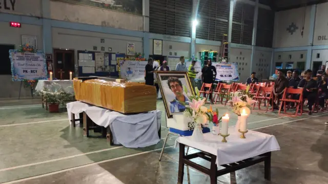 Jenazah pilot AMA, Nicholas Francis Goselin, tiba di Hanggar PT Associated Mission Aviation (AMA) di Bandara Sentani, Kabupaten Jayapura, Papua, Jumat (03/07).