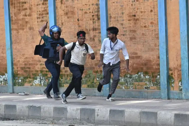 नोकरीतील आरक्षणविरोधात बांगलादेशात आंदोलन पेटले