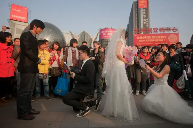 လိင်တူချစ်ကြိုက်မှုကို အားမပေးတဲ့ တရုတ်ပြည်က အဆောင်အယောင် လိင်တူ လက်ထပ်ပွဲ