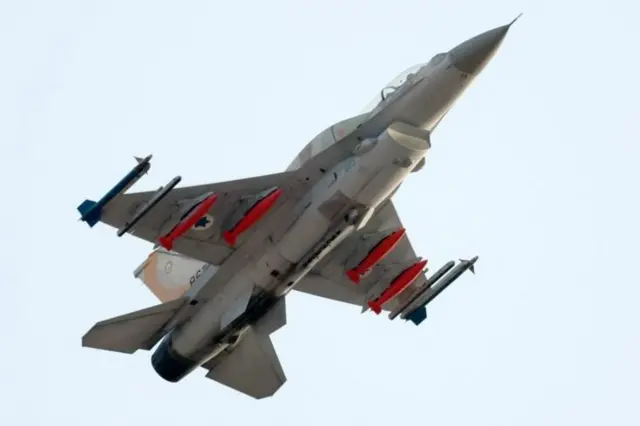 Un avion de combat en vol.