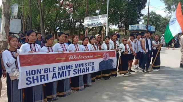 মণিপুরে স্বরাষ্ট্রমন্ত্রী অমিত শাহকে স্বাগত জানাচ্ছেন কুকিরা।৩০শে মে 