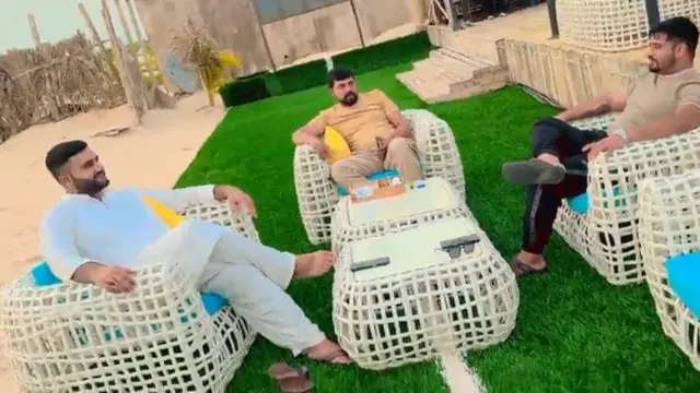 Fadi Gujjar avec Sufian Ali et Atif Shahzad. Ils sont assis dans un restaurant de plage.