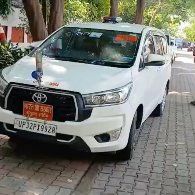 पुलिस को अभियुक्त के पास से डिफ़ेंडर, फॉर्च्यूनर, मर्सडीज़ और इनोवा जैसी छह गाड़ियां भी मिली हैं. 