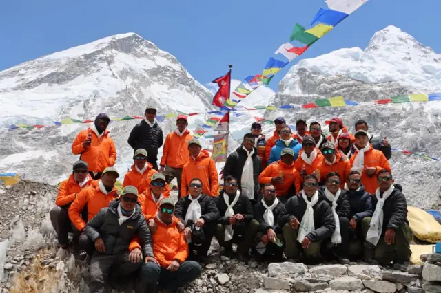 नेपाली सेनाका १२ र १८ शेर्पा गरी हिमाल सफाइ अभियानमा ३० जना प्रत्यक्ष संलग्न थिए 