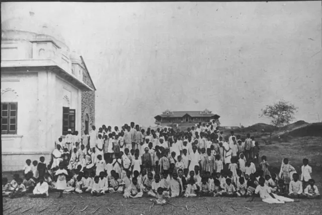 દક્ષિણામૂર્તિની ટેકરીએ બાળકો સાથે ગિજુભાઈ