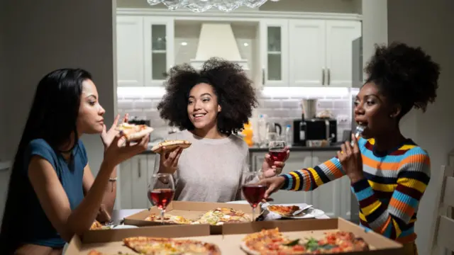 উৎসবের ছুটির সময় আমরা অনেক বেশি খাবার খেলেও আবার ক্ষুধা অনুভব করি।