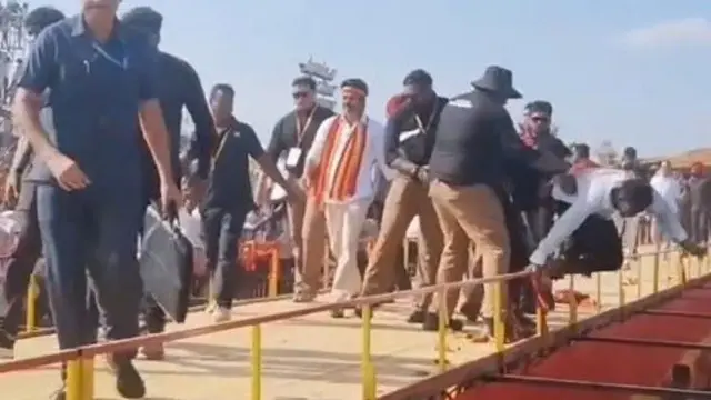விஜய் நடந்து வருவதற்கான நடைபாதை (Ramp walk) ஒன்று அமைக்கப்பட்டது.