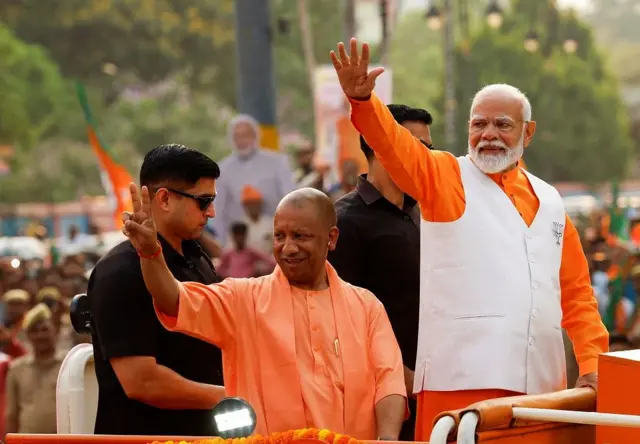 मोदी र योगी बनारसमा आयोजित एउटा र्‍यालीमा 