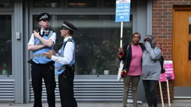 Abapolisi bahagaze iruhande rw'abigaragambya babiri i London mu Bwongereza 