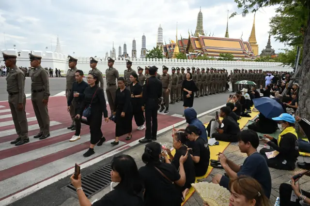 ประชาชนร่วมแต่งกายไว้ทุกข์ รวมตัวกันจองพื้นที่บริเวณพระบรมมหาราชวัง เพื่อเตรียมเข้าร่วมพิธีเคลื่อนพระบรมศพพระบรมโกศ สมเด็จพระนางเจ้าสิริกิติ์ฯ