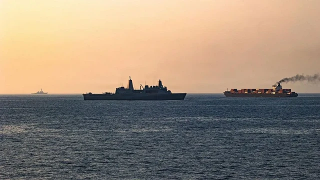 Коммерческие суда и военные корабли в Ормузском проливе