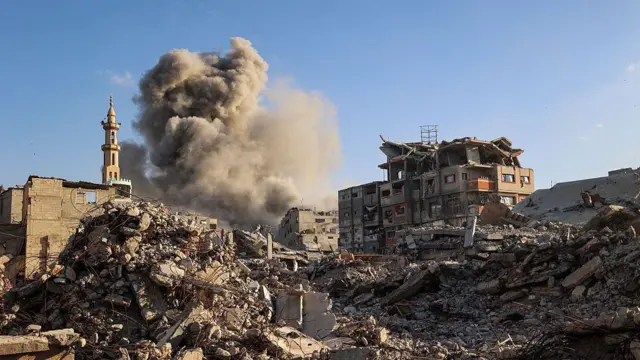 دود ناشی از حملات اسرائیل در مرکز غزه