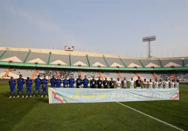 دو تیم ملوان و استقلال به صف ایستاده‌اند