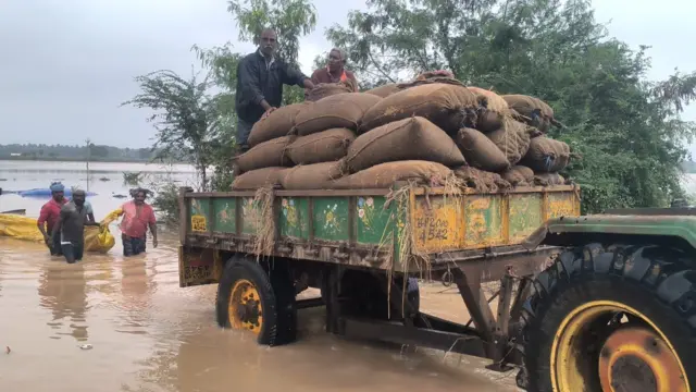 ధాన్యాన్ని తరలిస్తున్న రైతులు 