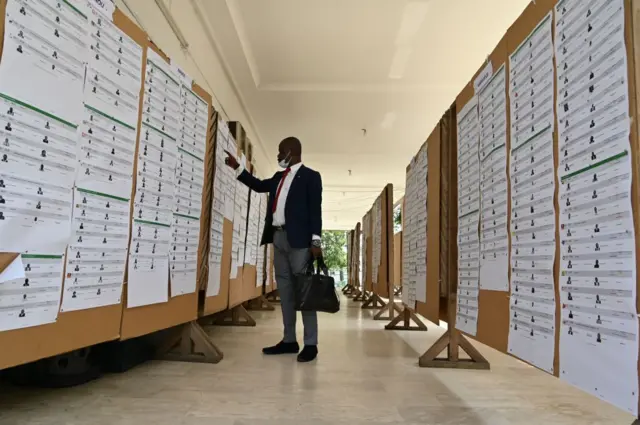 Un candidat vérifie son nom au siège de la Commission électorale à Abidjan