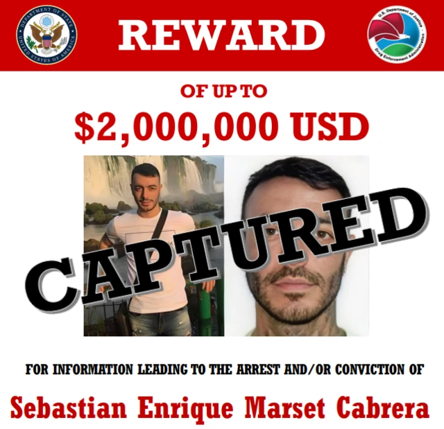 Afiche de EE.UU. que ofrecía una recompensa de US$2 millones por colaboración para detener a Sebastián Marsetla y palabra "capturado" sobre las fotos de éste