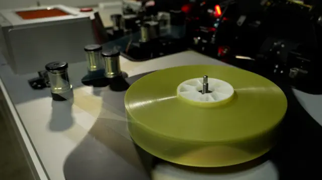 Клієнти платять за перенесення своїх даних на плівку та їх зберігання в Арктиці