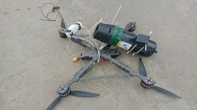 မြေပြင်ပေါ် ပျက်ကျပျက်စီးတဲ့ အသေခံဒရုန်းဆိုပြီး စစ်ကော်မရှင် ထုတ်ပြန်လာတဲ့ပုံ