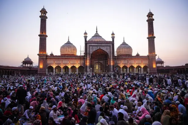 ভারতের দিল্লির একটি মসজিদে ইফতার আয়োজন। 