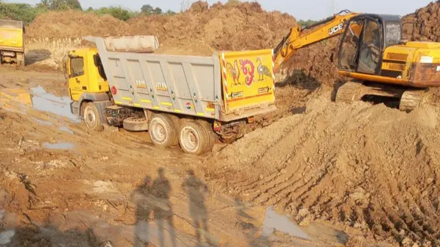 "மலப்பாம்பாடி ஏரிக்கு இருந்து சற்று தொலைவில் மாநாடு நடத்தப்பட்டது. இதற்காக டிசம்பர் மாத தொடக்கத்தில் இருந்தே ஏரியில் இருந்து மண் அள்ளத் தொடங்கினர்" என்கிறார், உழவர் உரிமை இயக்கத்தின் மாநில தலைவர் அருள் ஆறுமுகம்.