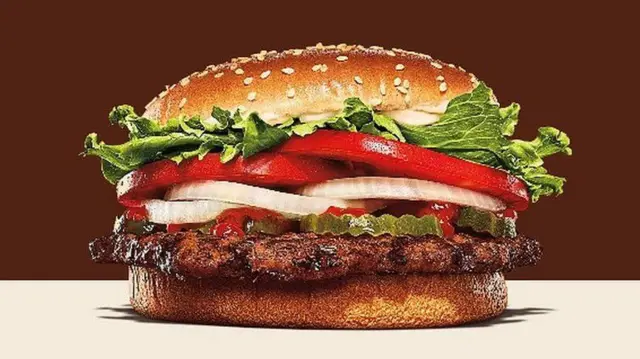 Burger King'e Whopper hamburgerleri olduğundan daha büyük gösterdiği ...