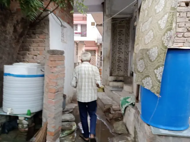 फलों के जूस की दुकान चलाते हैं इक़बाल ढिबाड़िया