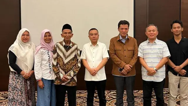 Ketua Harian Partai Gerindra Sufmi Dasco Ahmad dan Waketum Gerindra Habiburokhman bertemu keluarga orang hilang dan aktivis 98.