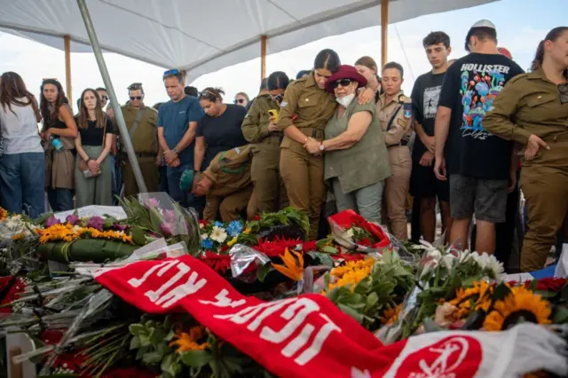 হামাসের সাতই অক্টোবরের হামলায় নিহত এক ইহুদী পরিবারের শোকাহত সদস্যরা