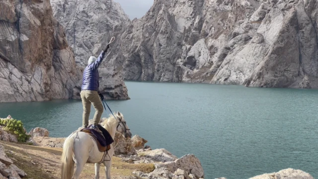 Ала-Тоого ат оюндарын көргөнү атайын келген туристтер да бар