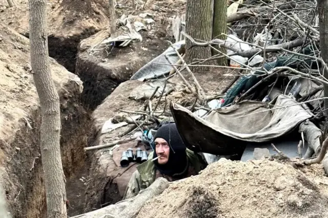 Un homme avec une cigarette dans les tranchées.