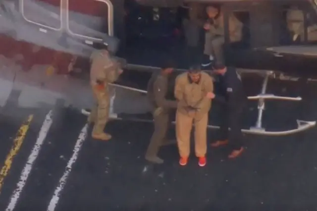 مادورو او د هغه مېرمن په تړلو لاسونو محکمې ته بوتلل شول.