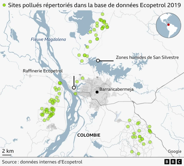 Une carte montrant la ville de Barrancabermeja, avec la raffinerie Ecopetrol à l'ouest de la ville, sur le fleuve Magdalena. Les sites pollués répertoriés dans la base de données 2019 d'Ecopetrol sont indiqués sur la carte, avec des groupes au nord, à l'ouest et au sud-est de la ville.